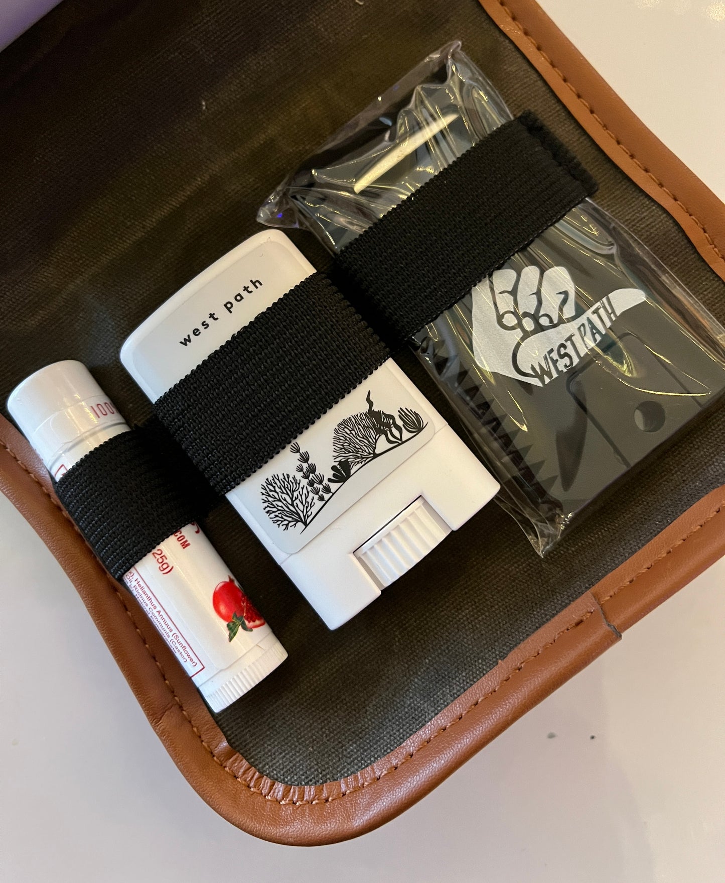 Surf Kit - Travel Clutch, inkl. voks, solkrem, Lip Balm & kam m/finnenøkkel