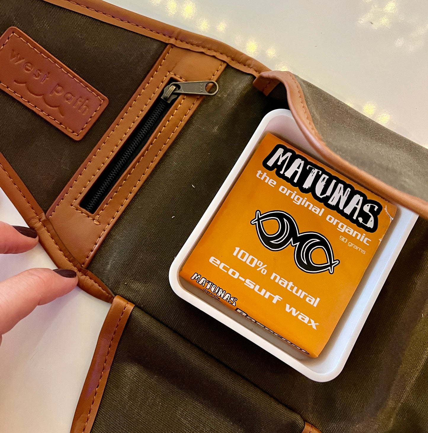 Surf Kit - Travel Clutch, inkl. voks, solkrem, Lip Balm & kam m/finnenøkkel